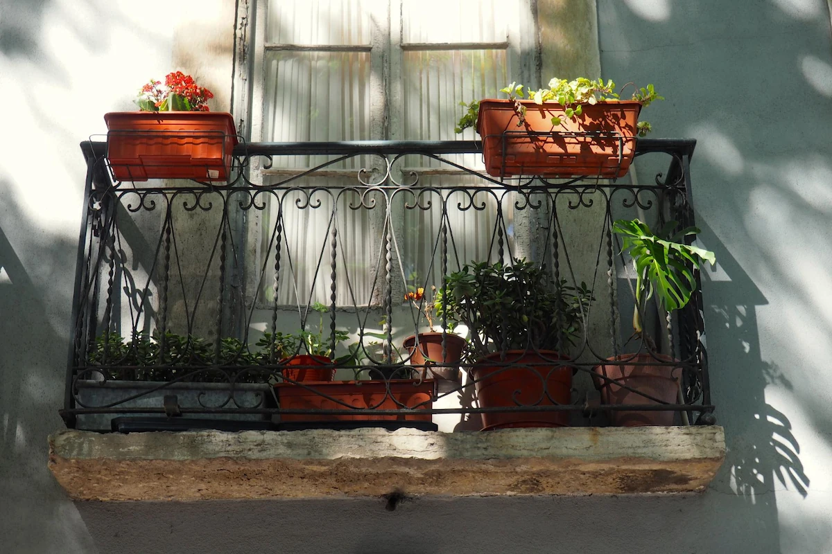 Model Balkon Minimalis Bohemian